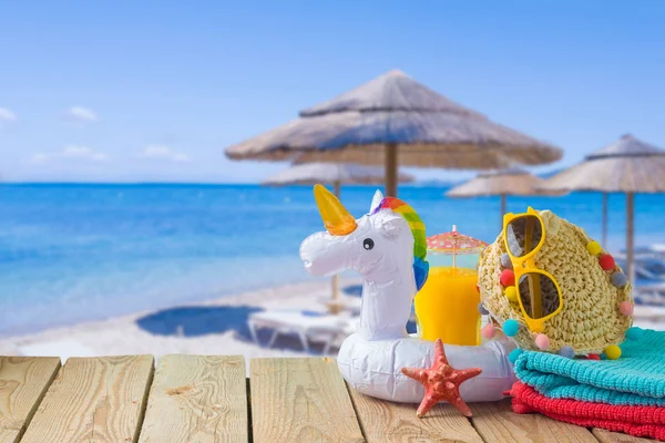Concepto de vacaciones de verano con jugo de naranja, accesorios de playa y — Foto de Stock