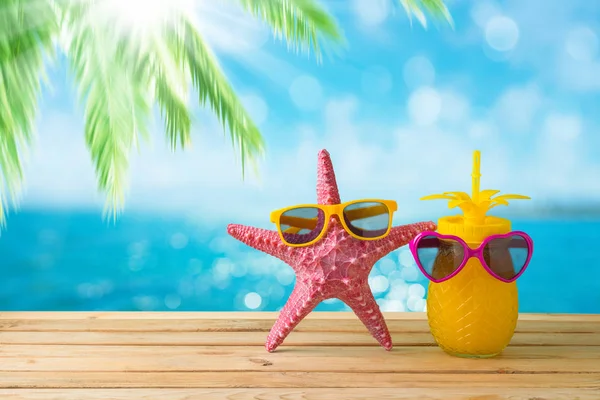 Conceito de férias de verão com estrela do mar bonito e suco de abacaxi w — Fotografia de Stock
