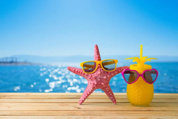 Summer vacation concept with cute starfish and pineapple juice w — Stock Photo, Image