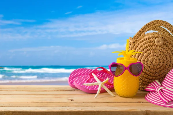 Concepto de vacaciones de verano con jugo de piña, salsa de playa — Foto de Stock