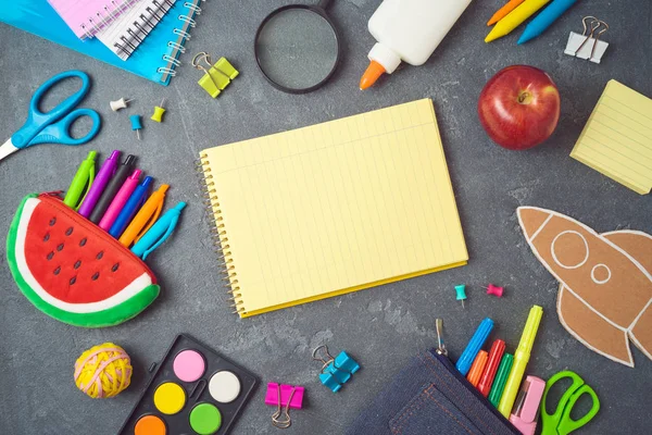 Ritorno a scuola con materiale scolastico sulla lavagna . — Foto Stock