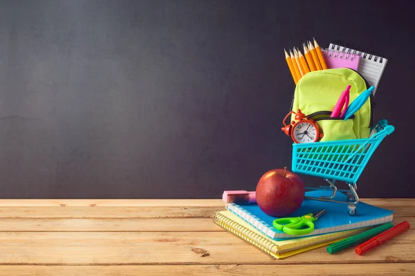 Torna a scuola sfondo con piccolo zaino borsa e sup scuola — Foto Stock