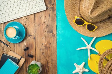 Plaj aksesuarları ve offic ile yaz tatili tatil konsepti