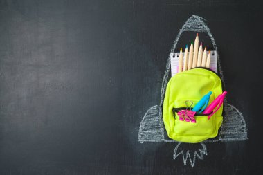 Geri küçük çanta sırt çantası, okul malzemeleri ile okul konsepti 
