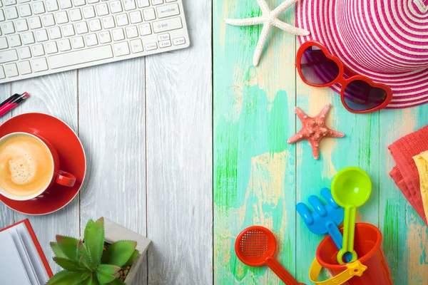 Sommerferienkonzept mit Strand-Accessoires und Offic — Stockfoto