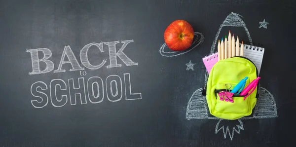 Concepto de regreso a la escuela con mochila pequeña, útiles escolares —  Fotos de Stock