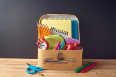 Geri karton bavul ve s ile okul yaratıcı arka plan