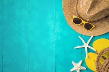 Mavi üzerinde plaj aksesuarları ile yaz tatili tatil konsepti