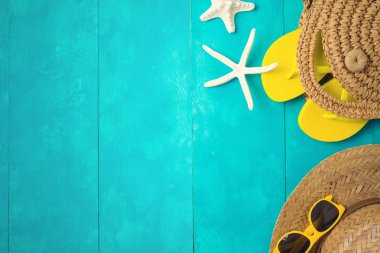 Mavi üzerinde plaj aksesuarları ile yaz tatili tatil konsepti