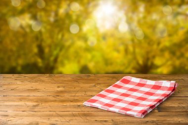 Sonbahar Doğa Parkı arka üzerinde masa örtüsü ile boş ahşap masa