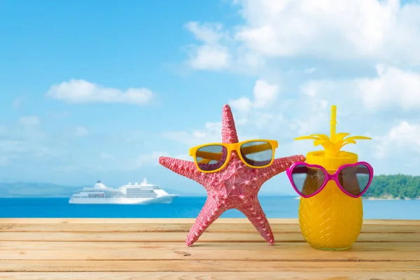 Concepto de vacaciones de verano con linda estrella de mar y jugo de piña w — Foto de Stock