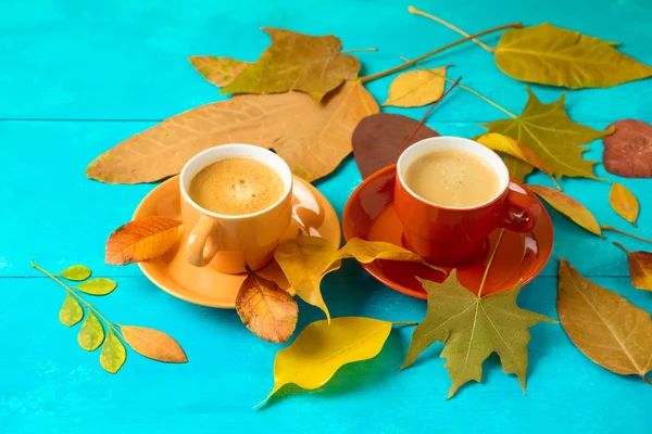 Taza de café y hojas de otoño en mesa de madera. Concepto de otoño — Foto de Stock