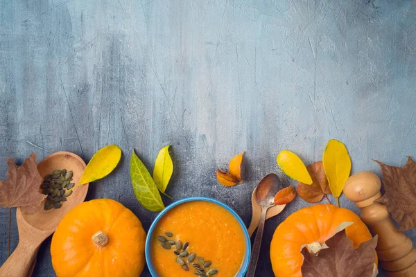 Pumpkin soup on rustic background. Autumn concept with pumpkin a — Stock Photo, Image