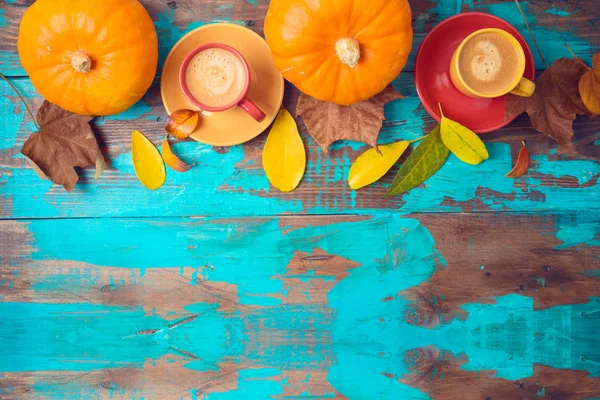 Herfst achtergrond met koffie kopjes, herfst bladeren en pompoen op w — Stockfoto