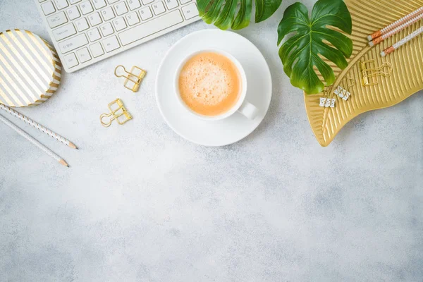 Flat Lay Home Office feminint bord med kaffekopp, Golden acce — Stockfoto