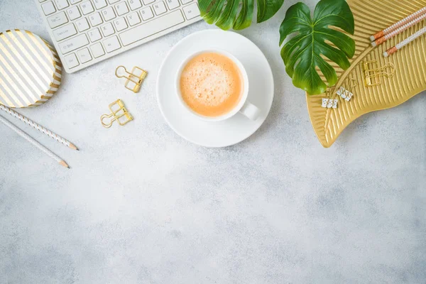 Flat lay home office feminine table with coffee cup, golden acce — Stock Photo, Image