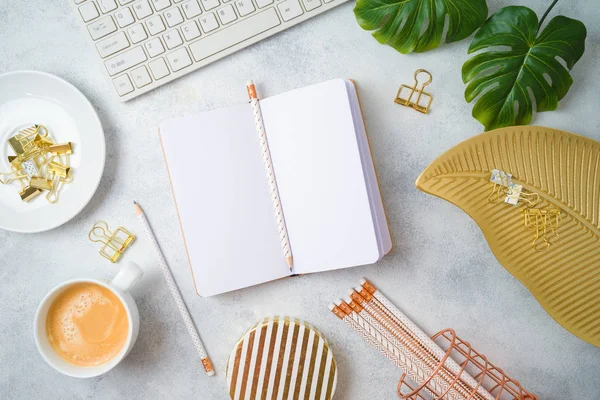 Flach liegender Home Office femininer Tisch mit Notizbuch, goldener Zugang — Stockfoto