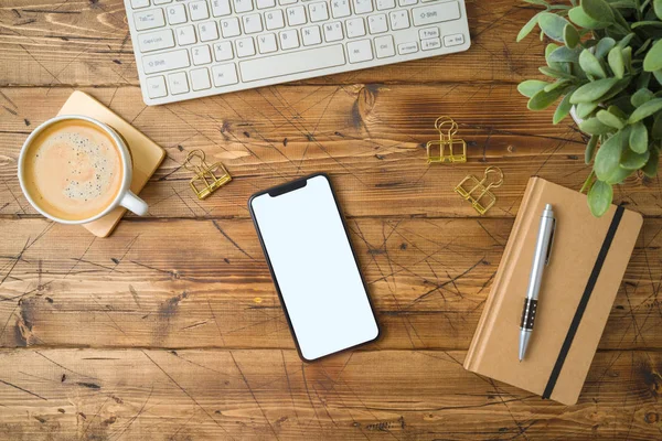 Smartphone makieta szablon z filiżanką kawy i notebooka na woodzie — Zdjęcie stockowe