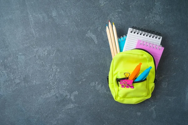 Torna a scuola sfondo con piccolo zaino borsa e sup scuola — Foto Stock