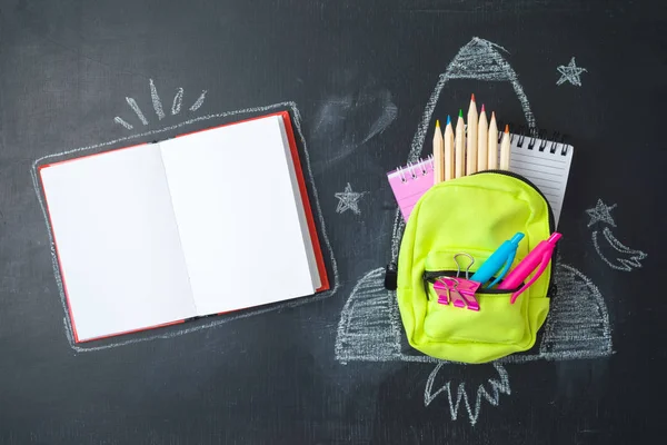 Concetto di ritorno a scuola con piccolo zaino, materiale scolastico — Foto Stock