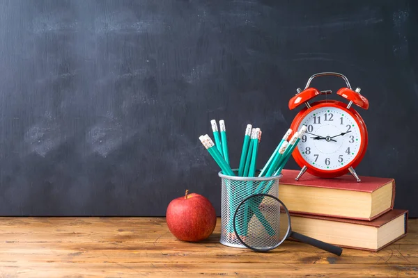 Volver a la escuela fondo con lápices, manzana, libros y alarma c —  Fotos de Stock