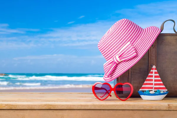 Concepto de vacaciones de verano con maleta, gafas de sol, sombrero y barco — Foto de Stock