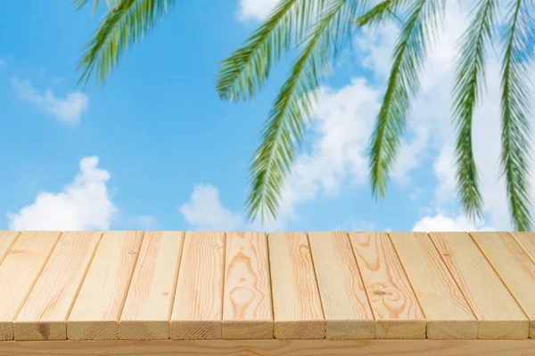 Mesa de madera vacía sobre fondo marino. Vacaciones de verano —  Fotos de Stock