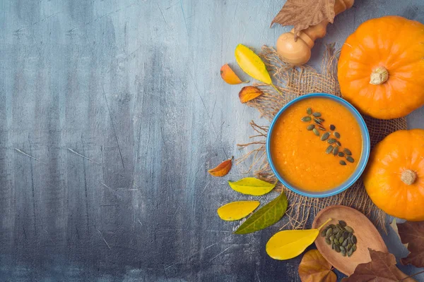 素朴な背景にカボチャのスープ。カボチャとの秋のコンセプト — ストック写真