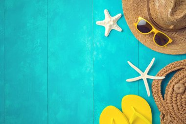 Mavi üzerinde plaj aksesuarları ile yaz tatili tatil konsepti
