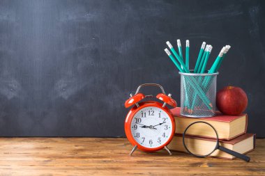 Kalemler, elma, kitaplar ve alarm c ile okul arka plan geri