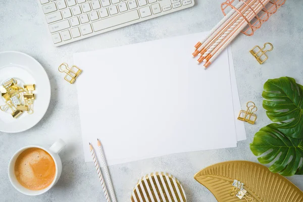 Appartamento laici home office tavolo femminile con carta, accessori dorati — Foto Stock