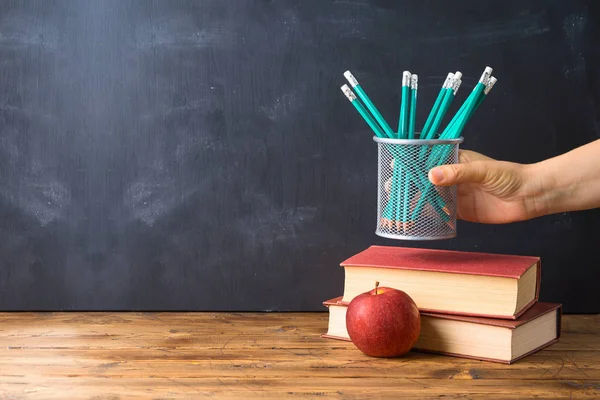 Torna a scuola sfondo con matite, mela, libri e allarme c — Foto Stock