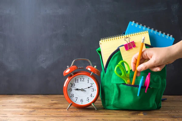 Ritorno a scuola concetto con borsa zaino e materiale scolastico ov — Foto Stock