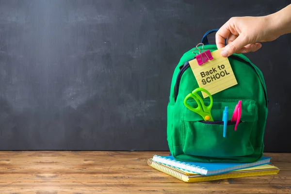 Ritorno a scuola concetto con borsa zaino e materiale scolastico ov — Foto Stock