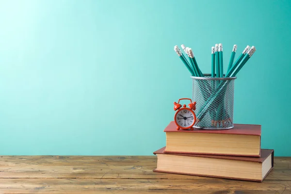 Torna a scuola sfondo con matite, sveglia e libri su — Foto Stock