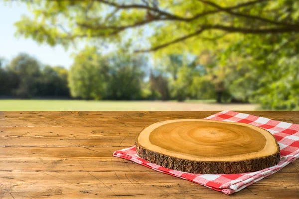 Mesa de madera vacía con mantel y tabla de madera durante el otoño — Foto de Stock