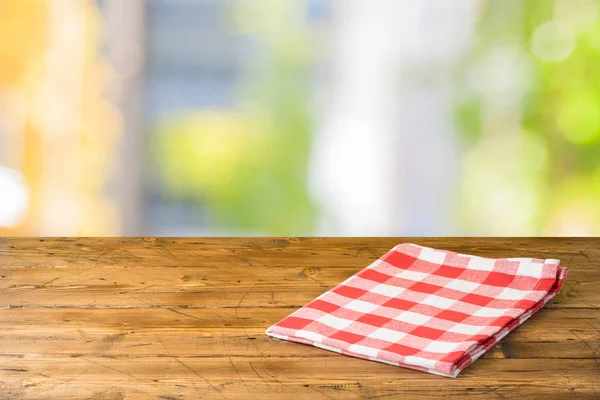 Mesa de madera vacía con mantel sobre fondo bokeh abstracto — Foto de Stock