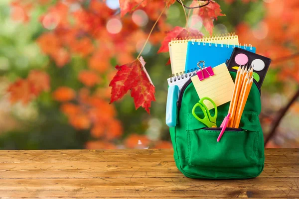 Ritorno a scuola concetto con zaino borsa e materiale scolastico su — Foto Stock