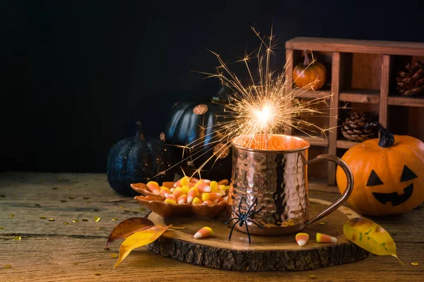 Koncepcja świątecznego Halloween z filiżanką, Sparklers, kukurydza cukrowa i PU — Zdjęcie stockowe