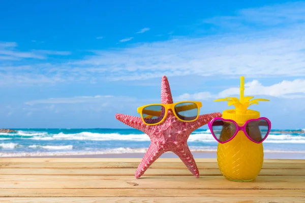 Concepto de vacaciones de verano con linda estrella de mar y jugo de piña w — Foto de Stock