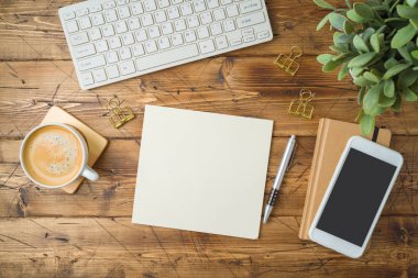 Ahşap üzerine kahve fincanı, akıllı telefon ve bitki ile Okul dizüstü bilgisayar 