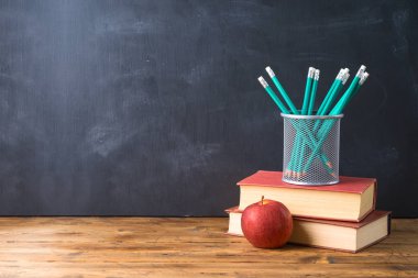 Kalemler, elma, kitaplar ve alarm c ile okul arka plan geri