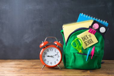 Sırt çantası ve okul malzemeleri ov ile okul kavramıgeri