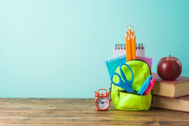 Geri küçük sırt çantası, kitap ve elma o ile okul arka plan