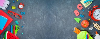 Tahta üzerinde okul malzemeleri ile Okul arka planda geri. Hedef