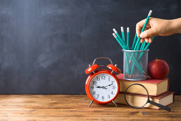 Volver a la escuela fondo con lápices, manzana, libros y alarma c —  Fotos de Stock