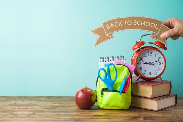Geri küçük sırt çantası, kitap ve alarm c ile okul arka plan — Stok fotoğraf