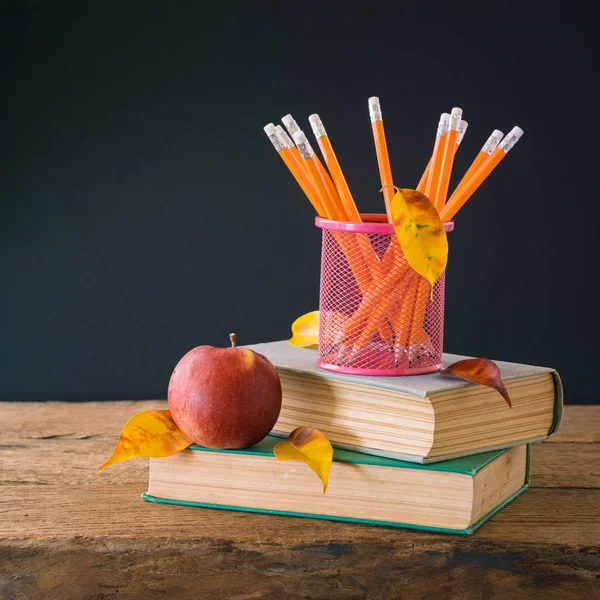 연필, 사과, 책을 우드에 관한 학교 배경으로 돌아가기 — 스톡 사진
