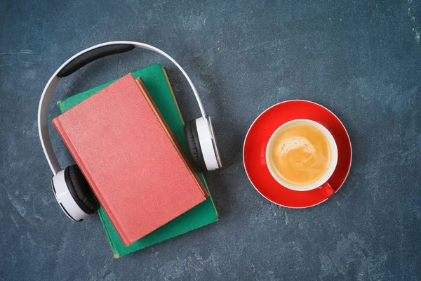 Hörbuchkonzept mit altem Buch, Kopfhörer und Kaffeetasse — Stockfoto