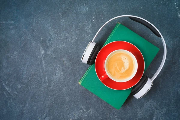 Concept de livre audio avec vieux livre, écouteurs et tasse à café — Photo
